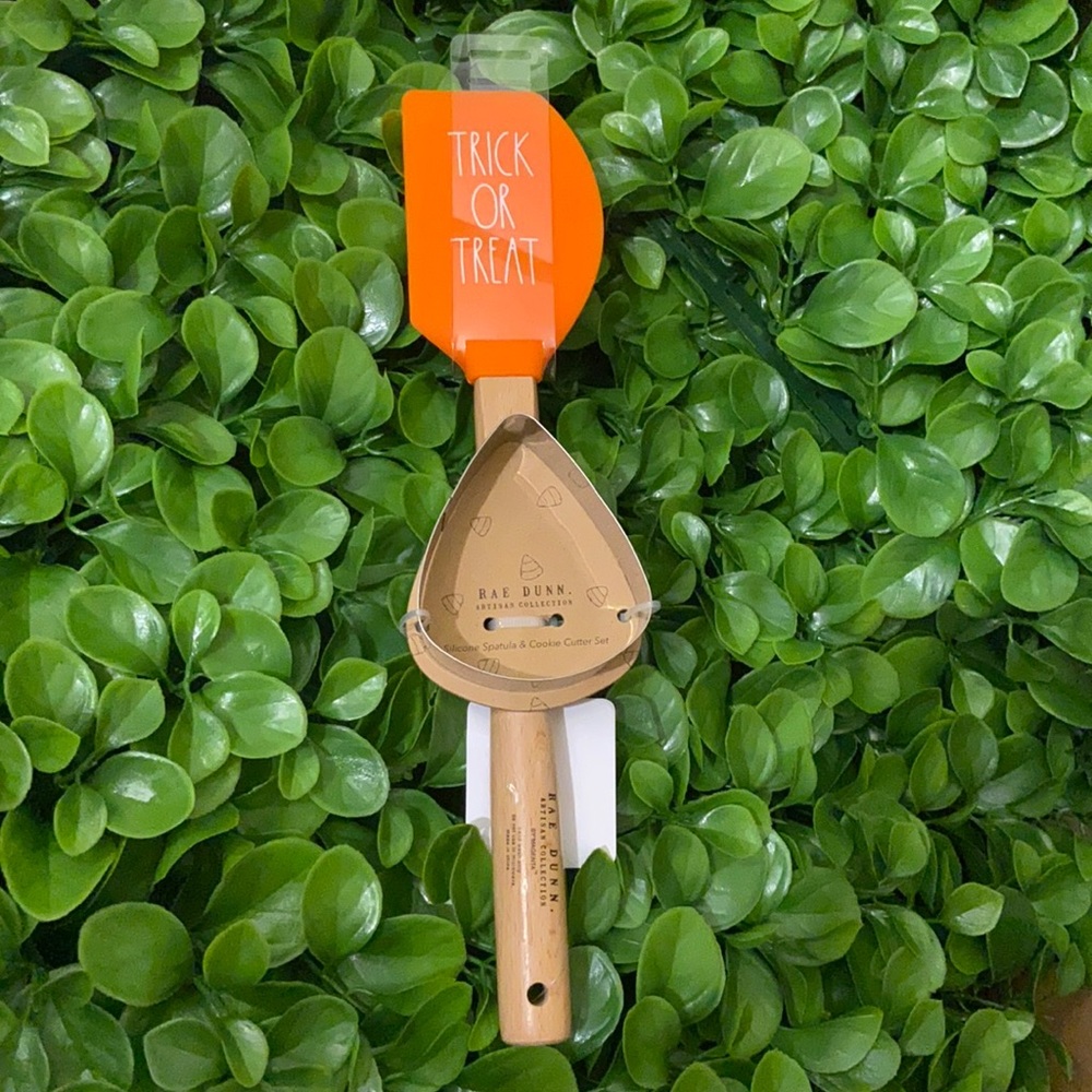 New Rae Dunn Orange TRICK OR TREAT spatula w Cookie Cutter (candy corn shaped)